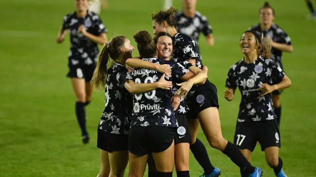 Racing Louisville FC celebratiing win on field / JWS