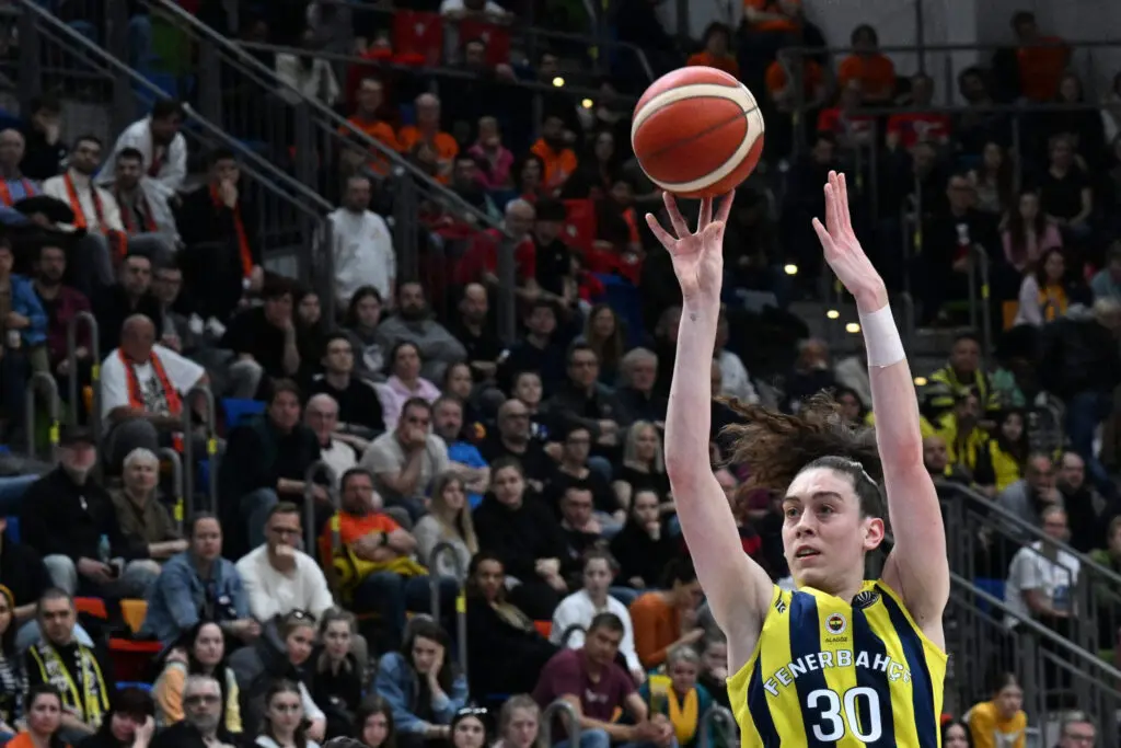 Breanna Stewart shoots a basket in a game for Fenerbahce Alogoz Holding