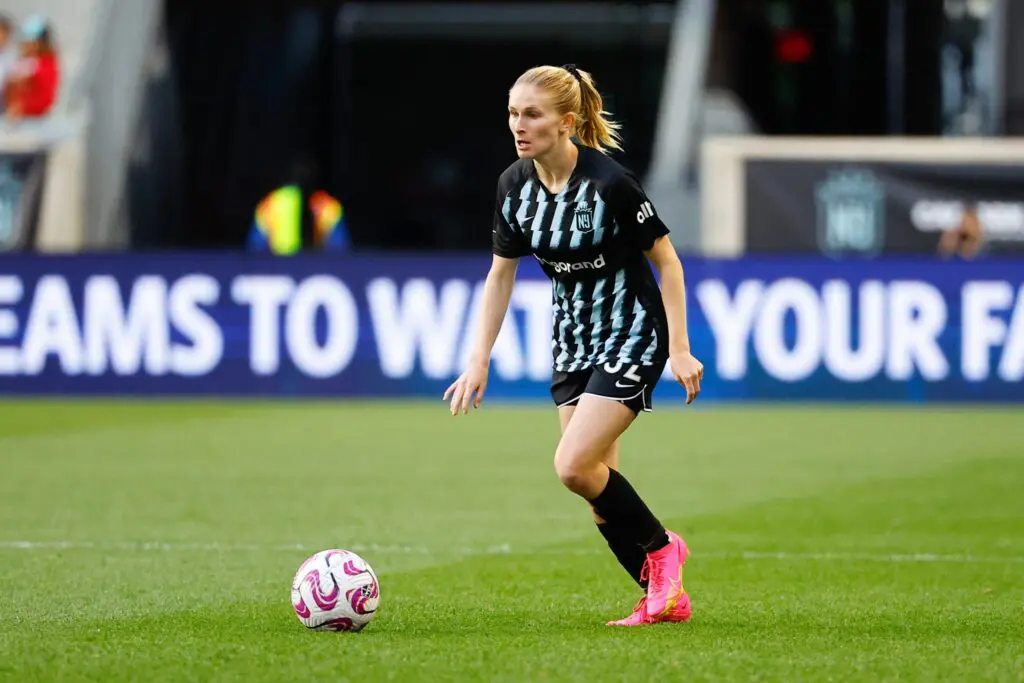 Arsenal signing Jenna Nighswonger dribbles the ball for Gotham FC in an NWSL game.