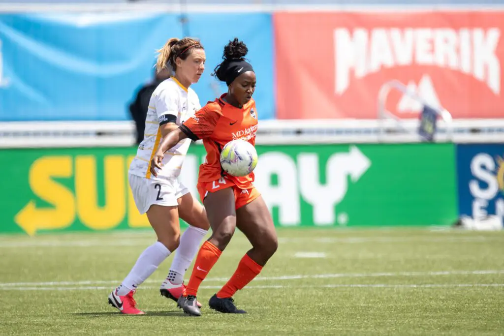 Female football players struggling to keep the ball / JWS