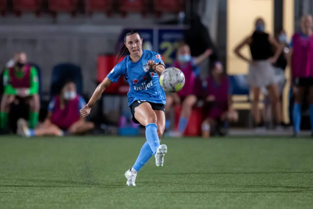 Midfilder Vanessa DiBernardo on field/ JWS