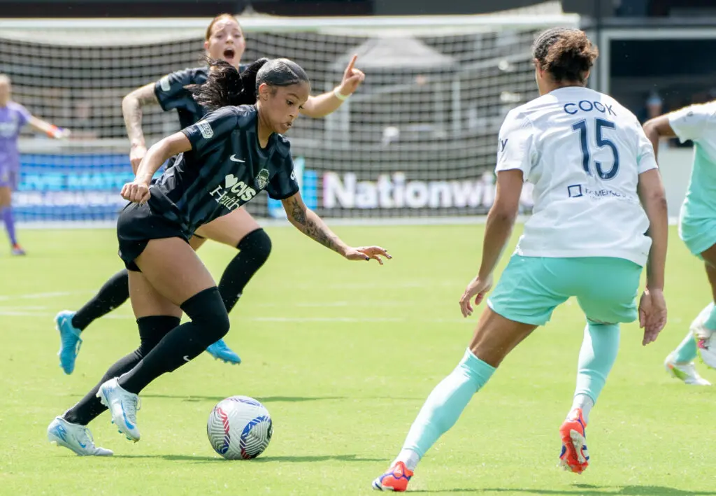 Washington's Croix Bethune takes on Kansas City defender Alana Cook in the Spirit's Sunday victory over the Current.