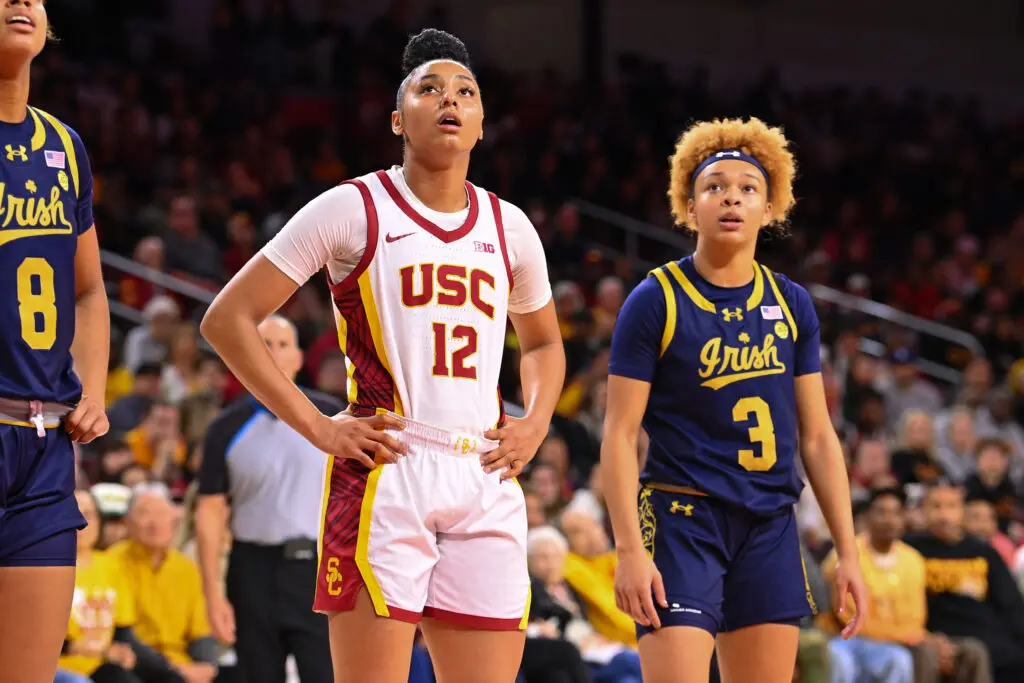 USC's JuJu Watkins and Notre Dame's Hannah Hidalgo look up during a 2024/25 NCAA basketball game.