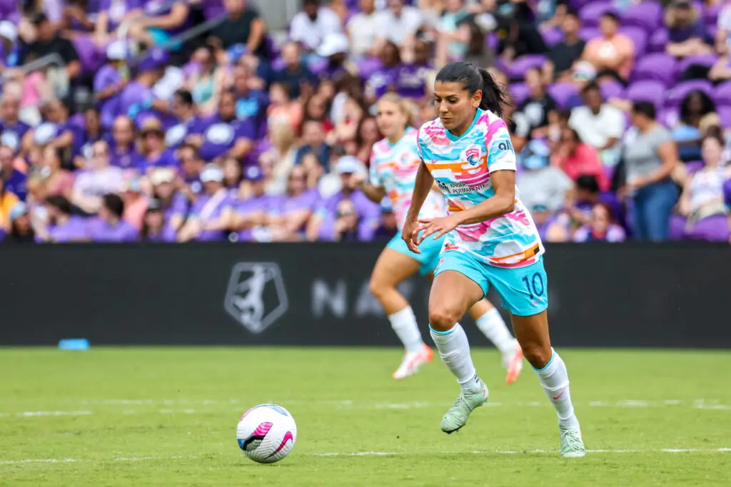 San Diego's Kenza Dali dribbles the ball up the pitch during a 2025 NWSL match.