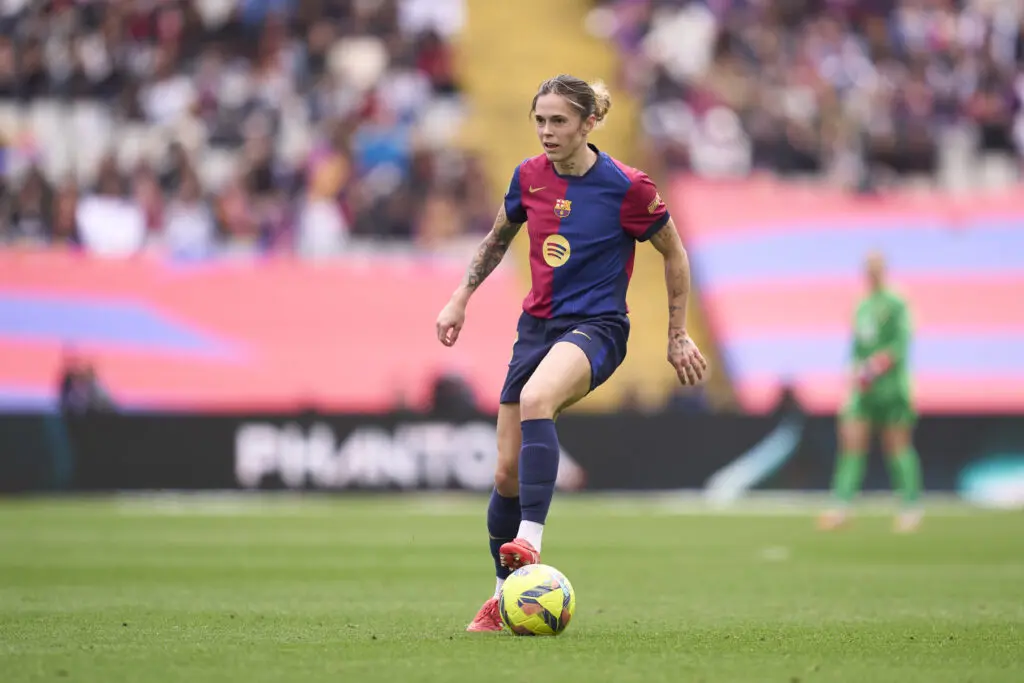 Barcelona defender Mapi León controls the ball during a March 2025 Liga F match.