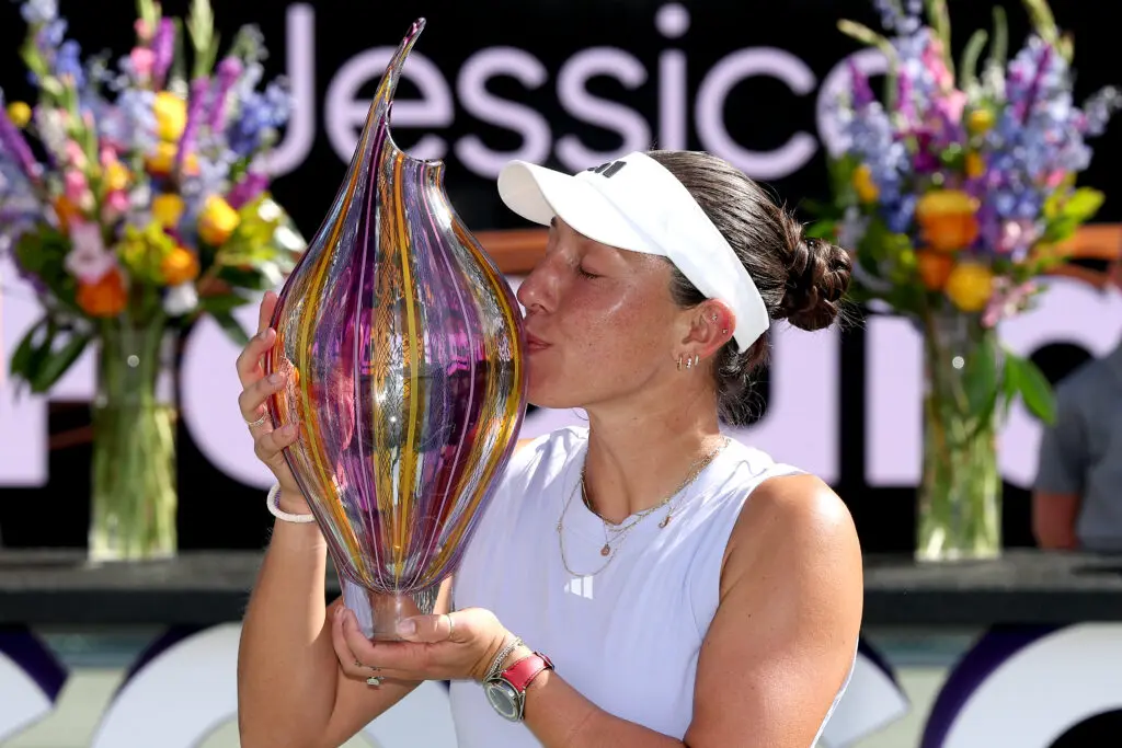 2025 Charleston Open champion Jessica Pegula kisses her glass trophy.
