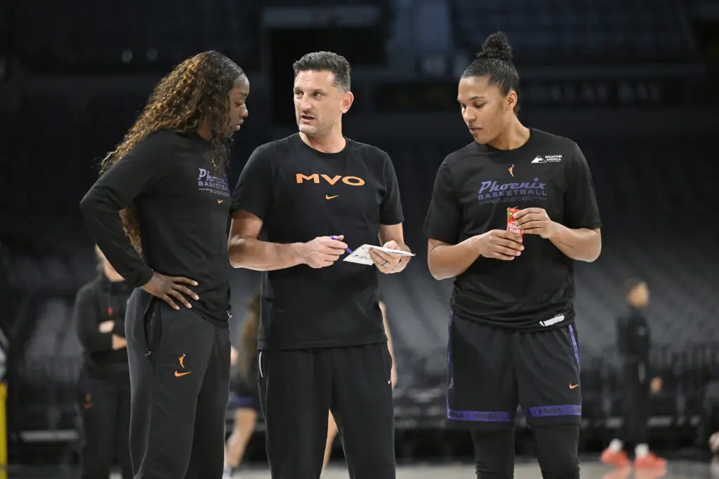 Phoenix Mercury head coach Nate Tibbetts speaks to guard Kahleah Copper and forward Alyssa Thomas during a 2025 WNBA Finals practice.