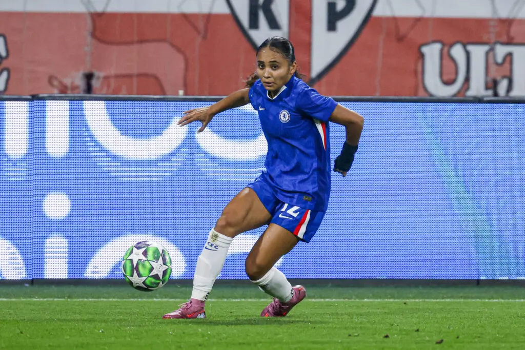 Chelsea FC winger Alyssa Thompson passes the ball during a 2025/26 Champions League match.