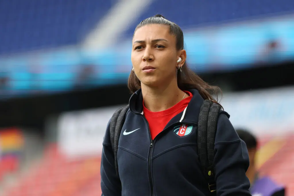Kansas City Current forward Bia Zaneratto wears earbuds as she arrives for a 2025 NWSL match.