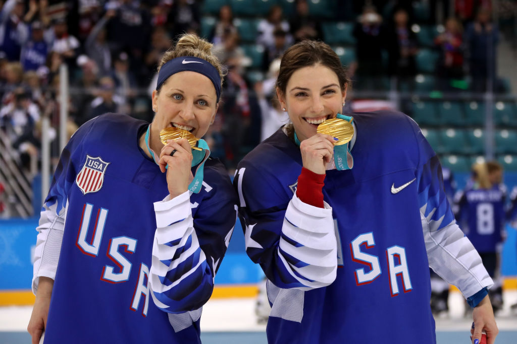 Meghan Duggan and Hilary Knight with gold medals / JWS