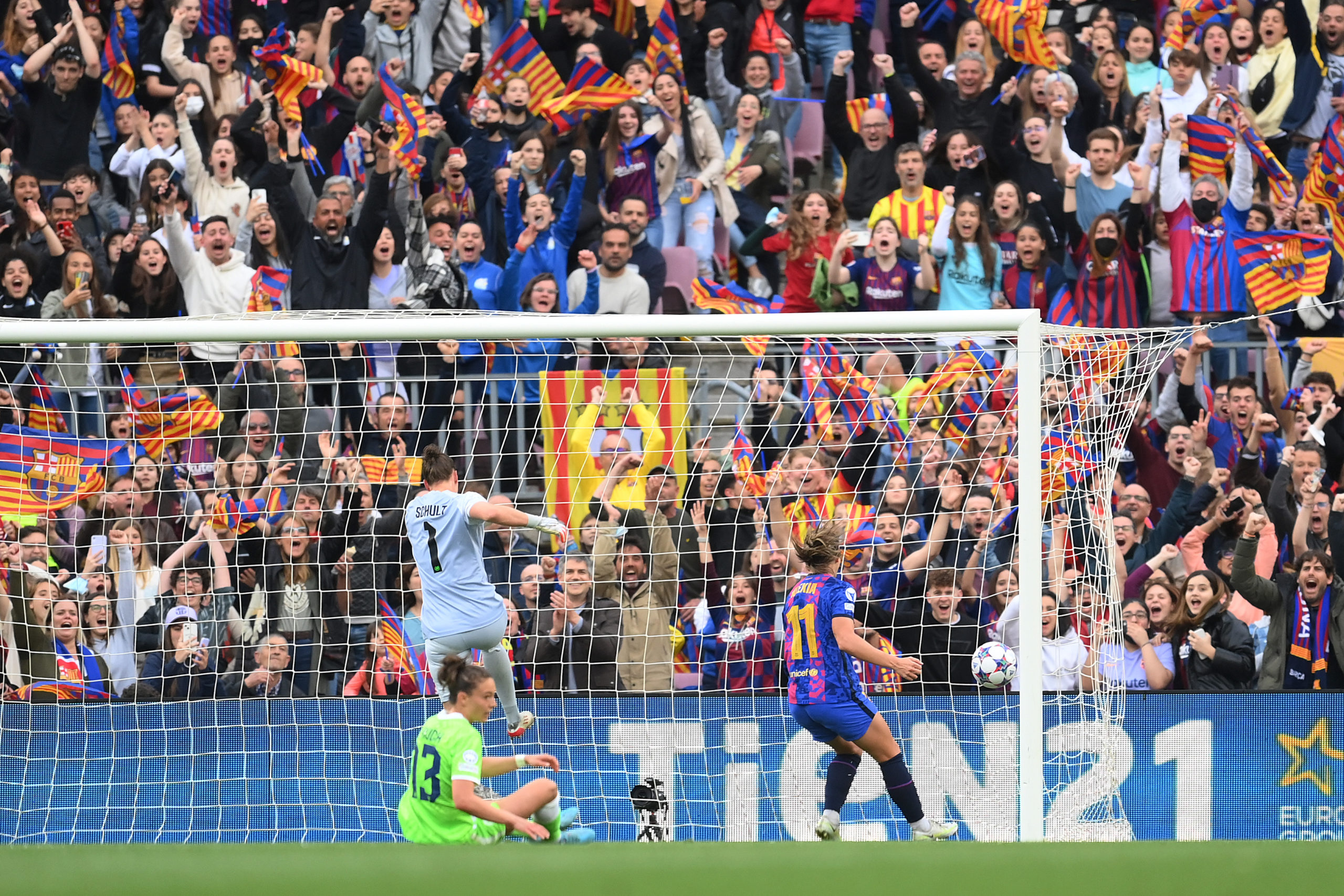 Record Camp Nou crowd lifts Barcelona to Champions League win - Just ...