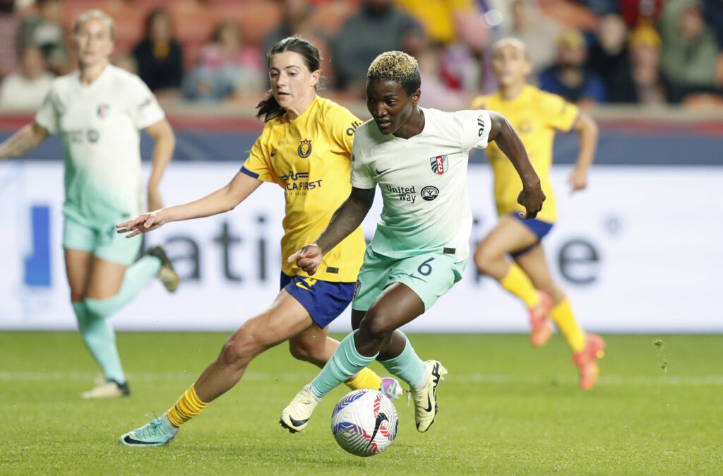 Temwa Chawinga of the Kansas City Current runs with the ball in an NWSL game with the Portland Thorns