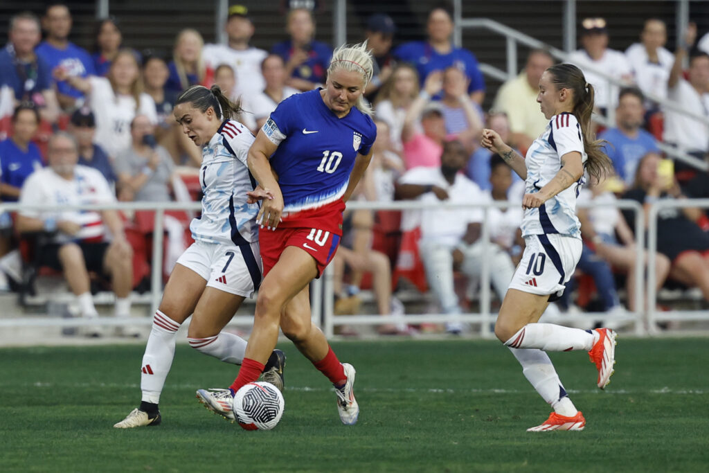 USWNT midfielder Lindsey Horan dribbles the ball by Costa Rica forward Melissa Herrera and midfielder Gloriana Villalobos