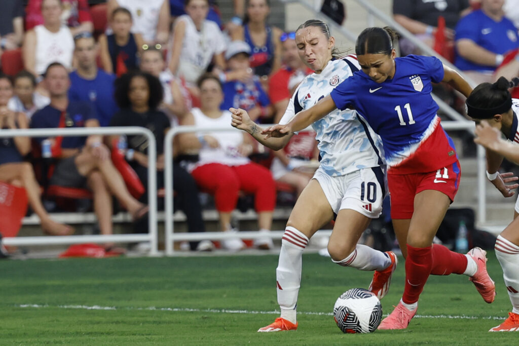 USWNT forward Sophia Smith and Costa Rica midfielder Gloriana Villalobos battle for the ball 