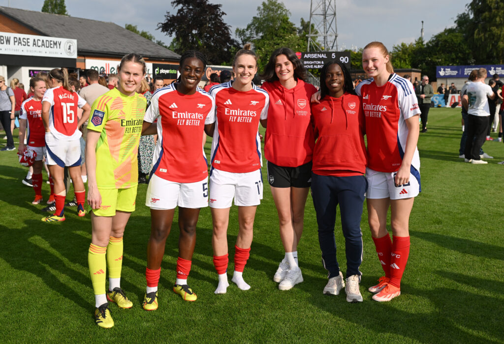 Naomi Williams, Michelle Agyemang, Vivianne Miedema, Freya Godfrey, Vivienne Lia and Katie Reid of Arsenal posing for a photo on the pitch