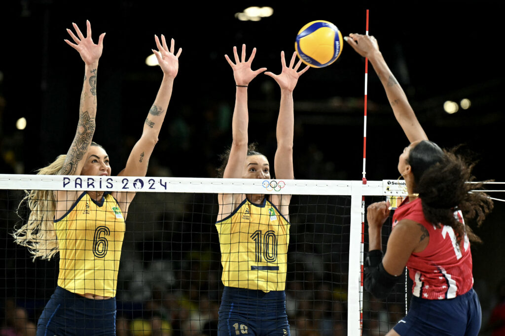 Brazil's Thaisa Daher De Menezes and Gabi Guimarães in their loss to Team USA at the Olympic semifinal