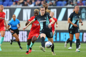 Gotham's Tierna Davidson dribbles past Kansas City's Temwa Chawinga during a match