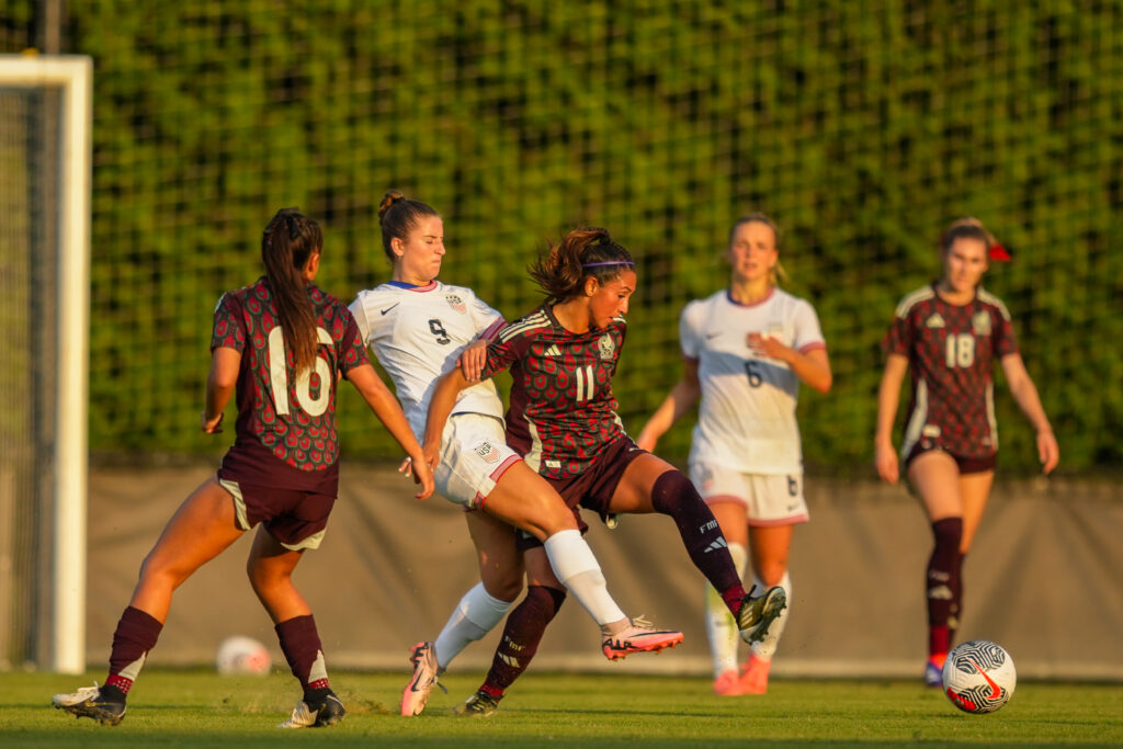 USYNT and Utah Royals attacker Ally Sentnor battles Mexico players for possession in a July friendly.