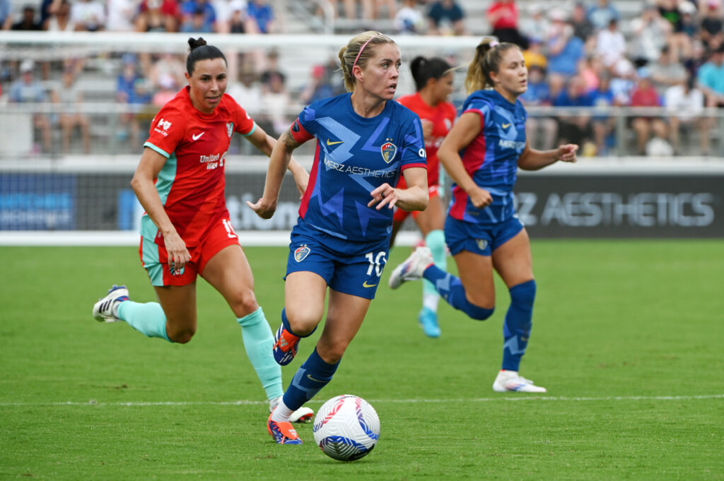 Courage midfielder Denise O'Sullivan dribbles the ball