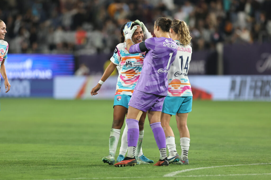 San Diego goalkeeper Kailen Sheridan celebrates María Sánchez's victory-securing hat trick