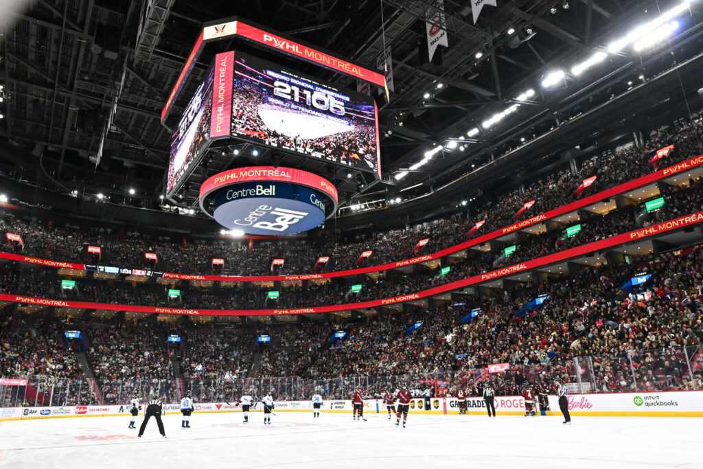 The world women's hockey attendance record of 21,105 is displayed above Montréal's Bell Centre ice.