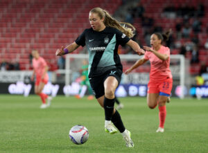 Gotham's Delanie Sheehan dribbles the ball up the pitch during a 2024 NWSL match.