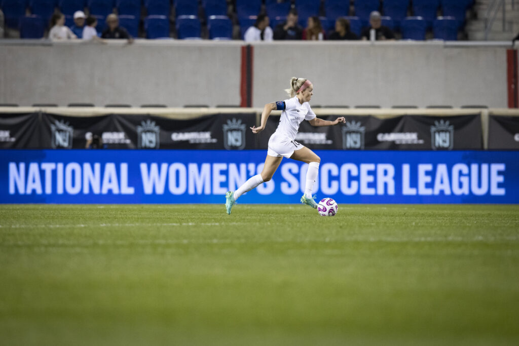 North Carolina's Denise O'Sullivan dribbles the ball up the pitch during an NWSL game.