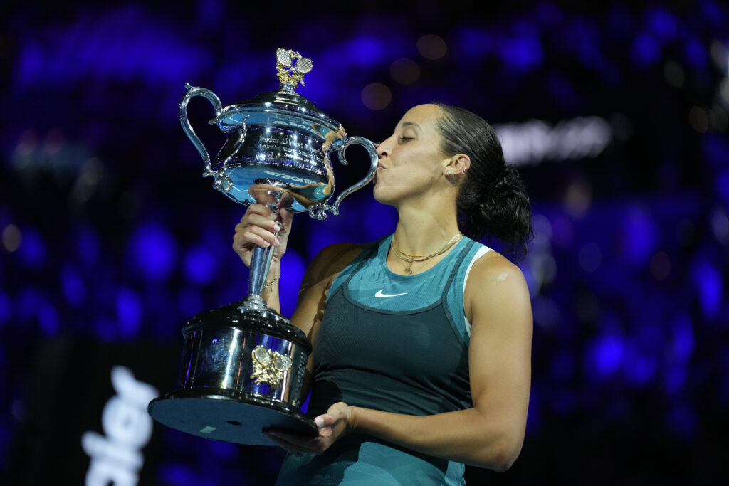 Madison Keys kisses her 2025 Australian Open trophy.