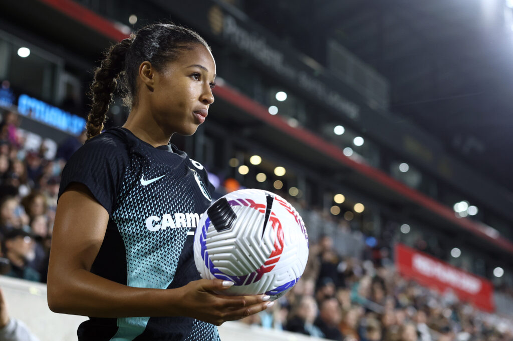 Gotham winger Midge Purce holds the ball before a set piece during a March 2024 NWSL match.