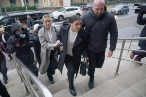 Chelsea striker Sam Kerr and her partner, USWNT midfielder Kristie Mewis, are escorted into London's Crown Court prior to her trial.