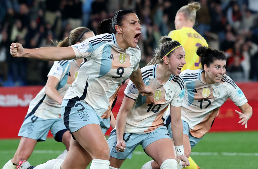 Cristina Martín-Prieto celebrates her game-winning goal against Belgium  with her Spanish teammates on Friday.