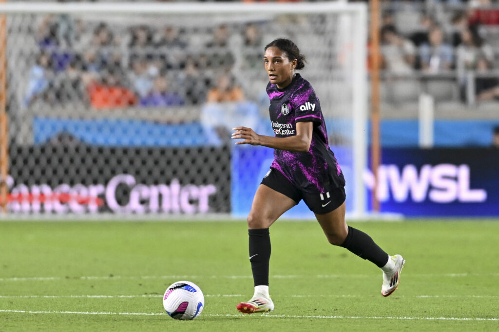 Houston's Yazmeen Ryan dribbles the ball during the Dash's 2025 NWSL season opener.