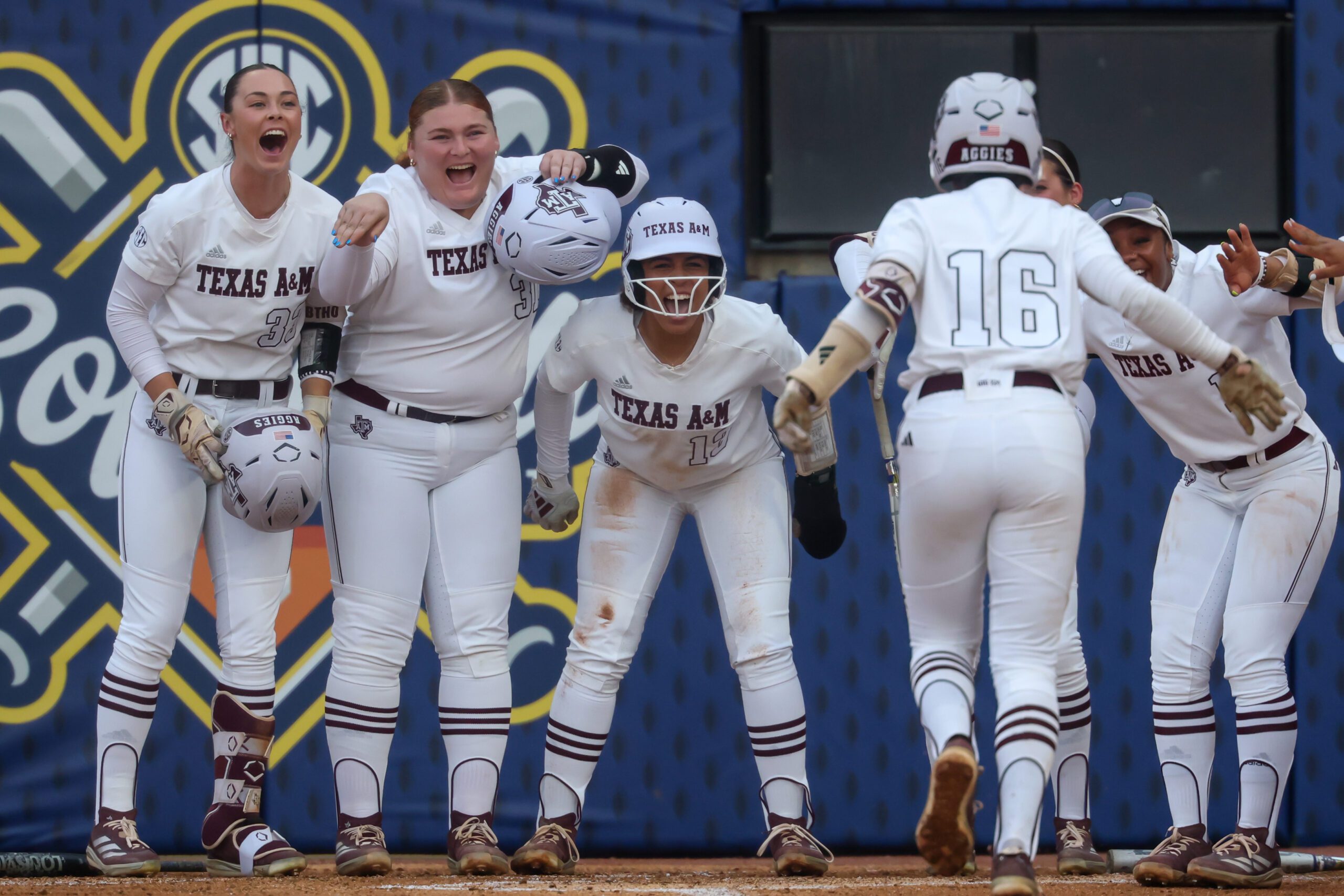 No 1 Seed Texas A M Tops Ncaa Softball Tournament Bracket