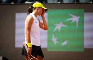 Iga Świątek reacts to her 2025 Italian Open third-round loss to Danielle Collins.