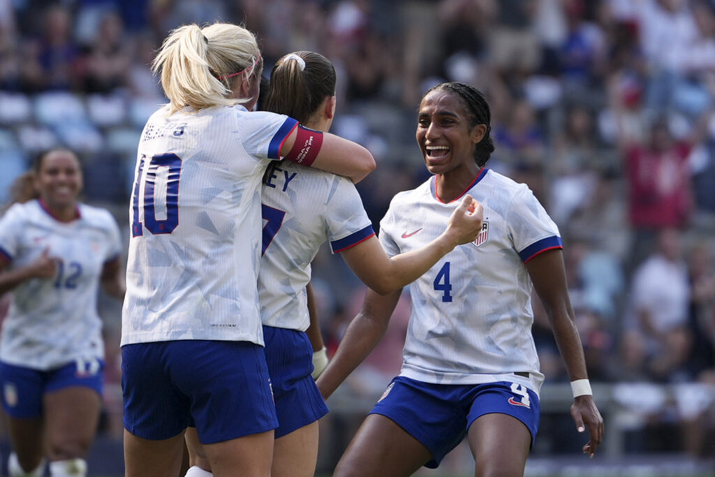 Naomi Girma and Linsdey Heaps celebrate Sam Coffey's goal during the USWNT friendly against China PR on Saturday.