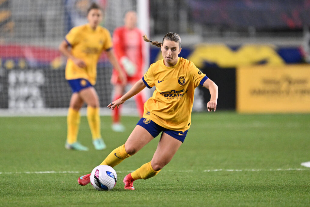 Utah Royals attacker Ally Sentnor dribbles the ball during a 2025 NWSL match.