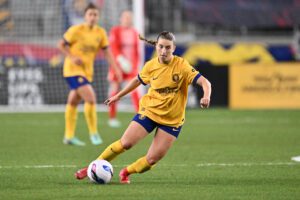 Utah Royals attacker Ally Sentnor dribbles the ball during a 2025 NWSL match.