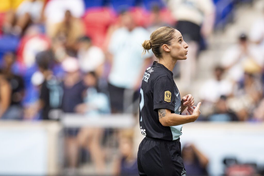 Gotham FC attacker Esther looks up during a 2025 NWSL match.