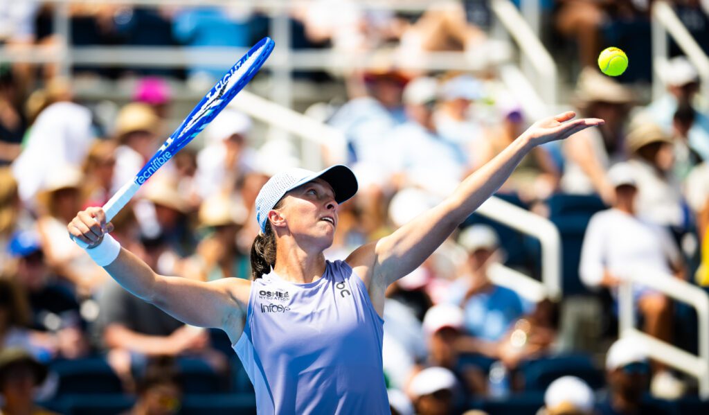 Iga Świątek tosses a serve during her 2025 Cincinnati Open semifinal against Elena Rybakina.