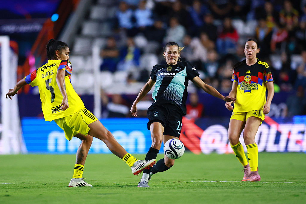 Gabriela García of América competes for the ball against Katie Lampson of Gotham FC during the semifinal match between America and NJ/NY Gotham City of the CONCACAF W Champions Cup 2026 at Hidalgo Stadium on May 20, 2026 in Pachuca, Mexico.