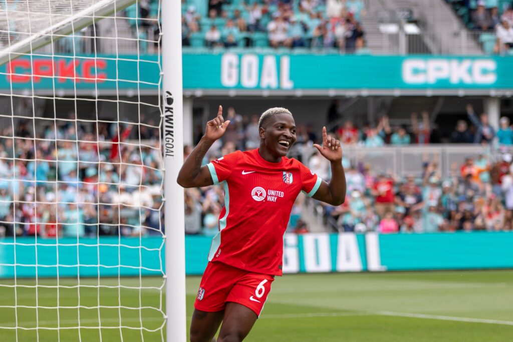Kansas City Current forward Temwa Chawinga (6) celebrates after scoring her third goal of the match against Chicago Stars FC at CPKC Stadium.
