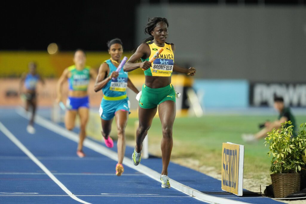 Junelle Bromfield runs the anchor leg on Jamaica women's 4 x 400m relay that won Olympic qualifying round heat in 3:28.54 during the World Athletics.