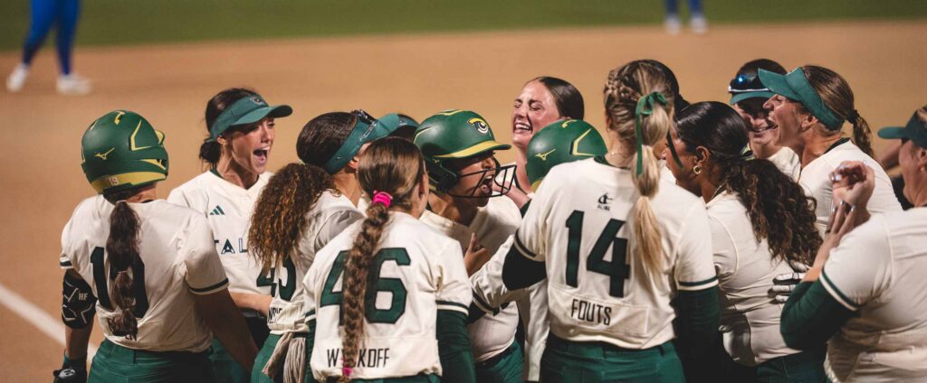 Utah Talons celebrate on field in win over the OK Spark.