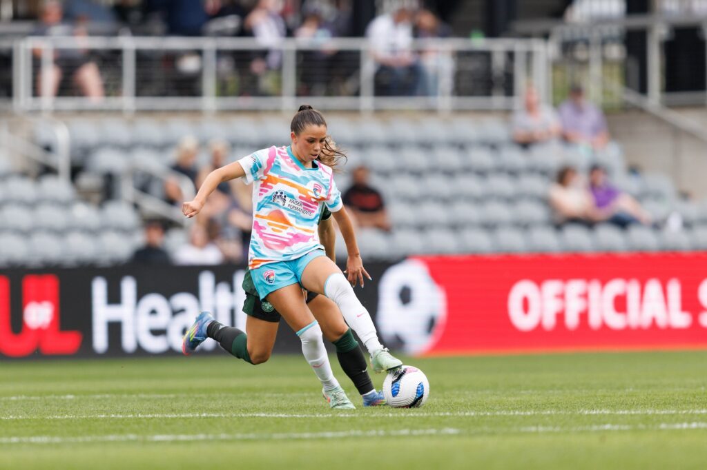 San Diego Wave FC forward Melanie Barcenas (25) juggles the ball during the second half against Racing Louisville FC at Lynn Family Stadium.