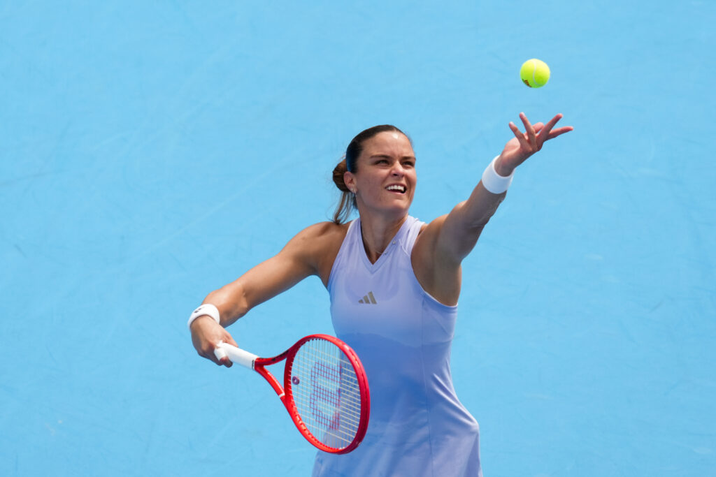 Maria Sakkari (GRE) serves against Iga Swiatek (POL) during the WTA Cincinnati Open at Lindner Family Tennis Center.