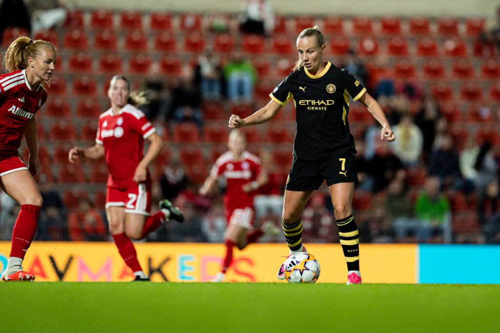 Beth Mead of Manchester in action during the UEFA Women's Champions League 2026/27 League Phase MD1 match between FC Bayern München and Manchester City.