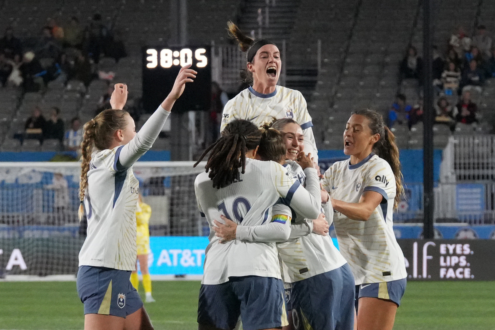 Seattle Reign FC Tops Chicago Stars, Climbs to 8th in NWSL Standings