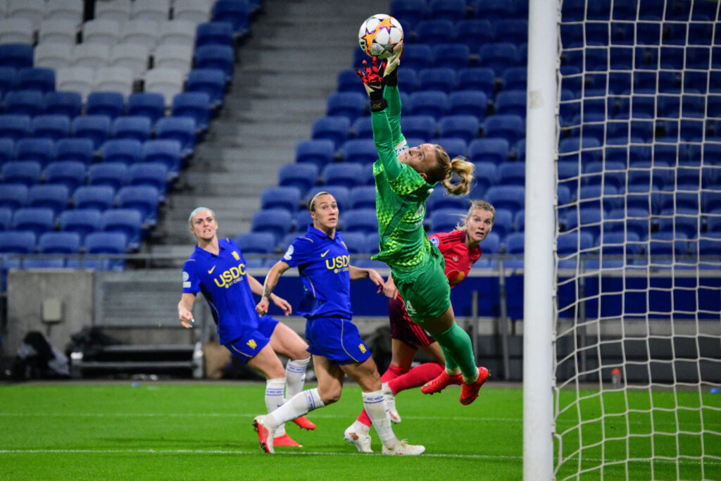 Chelsea's English goalkeeper #24 Hannah Hampton (C) dives to save the ball during the UEFA Women's Champions League - League phase, Matchday 2.