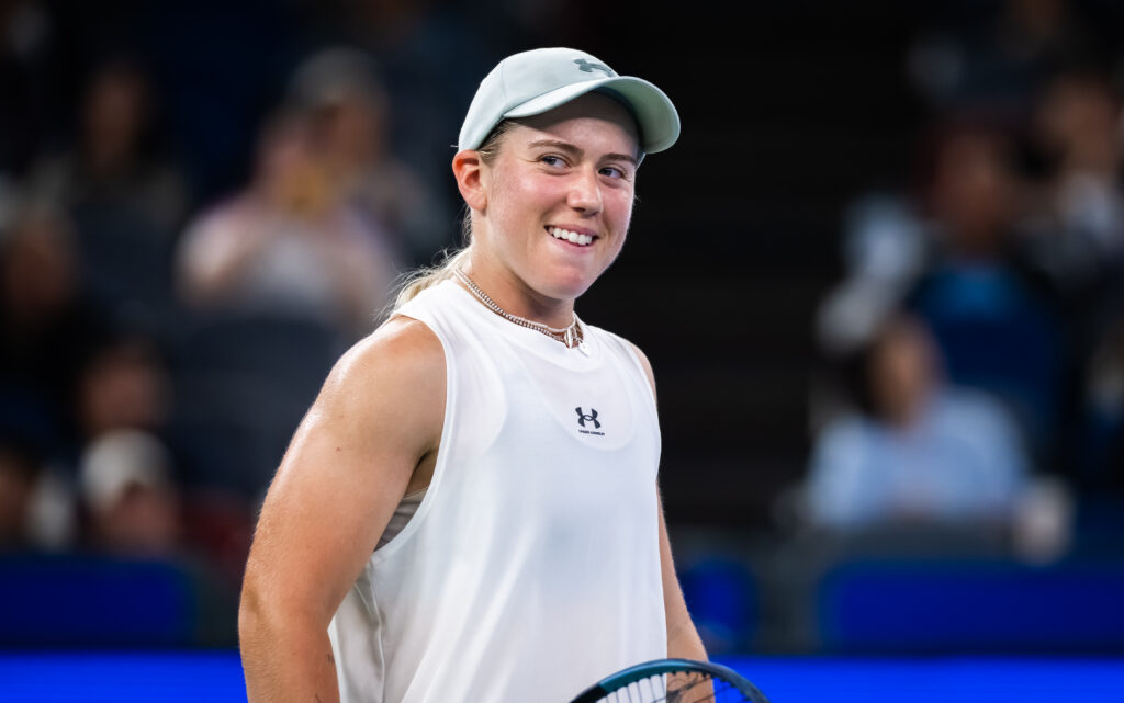 Sonay Kartal of Great Britain in action against Elina Svitolina of Ukraine in the quarter-final on Day 5 of the Wuhan Open.