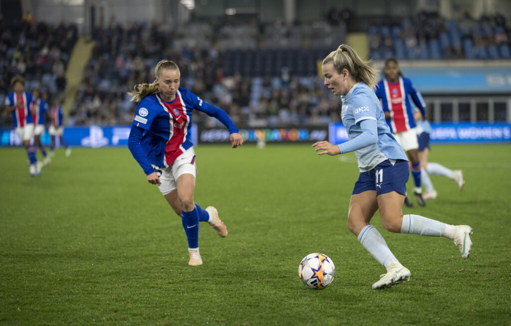 Jade Le Guilly of Paris Saint-Germain and Lauren Hemp of Manchester City during the UEFA Women's Champions League 2026/27 League Phase MD3 match between Manchester City and Paris Saint-Germain.